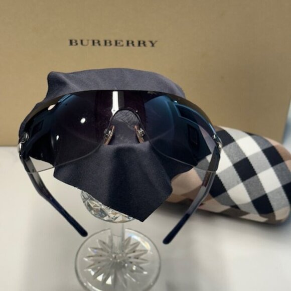 ???Burberry Unisex Shield UV Sunglasses B3032 1003/8G Made in Italy main image 7